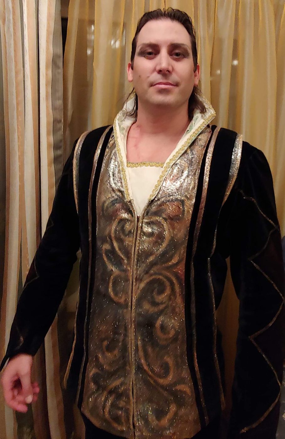 Néster Martorell con el vestuario de Calaf