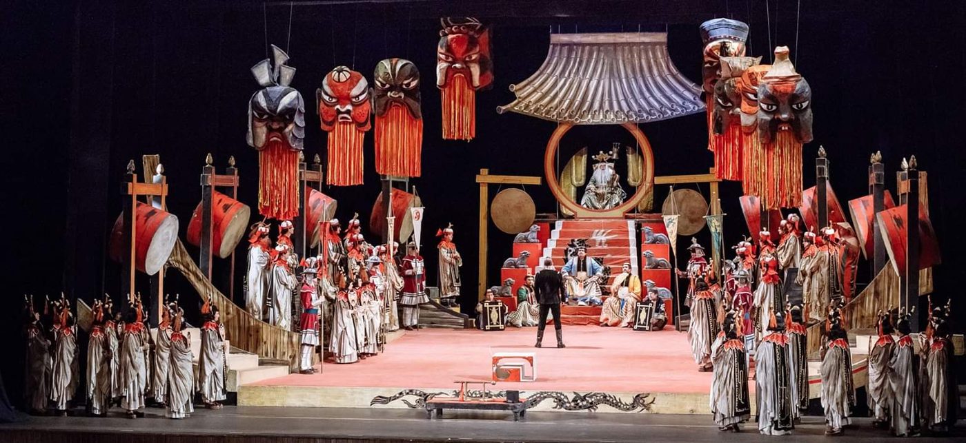 Escena de una producción de ópera con Néster Martorell